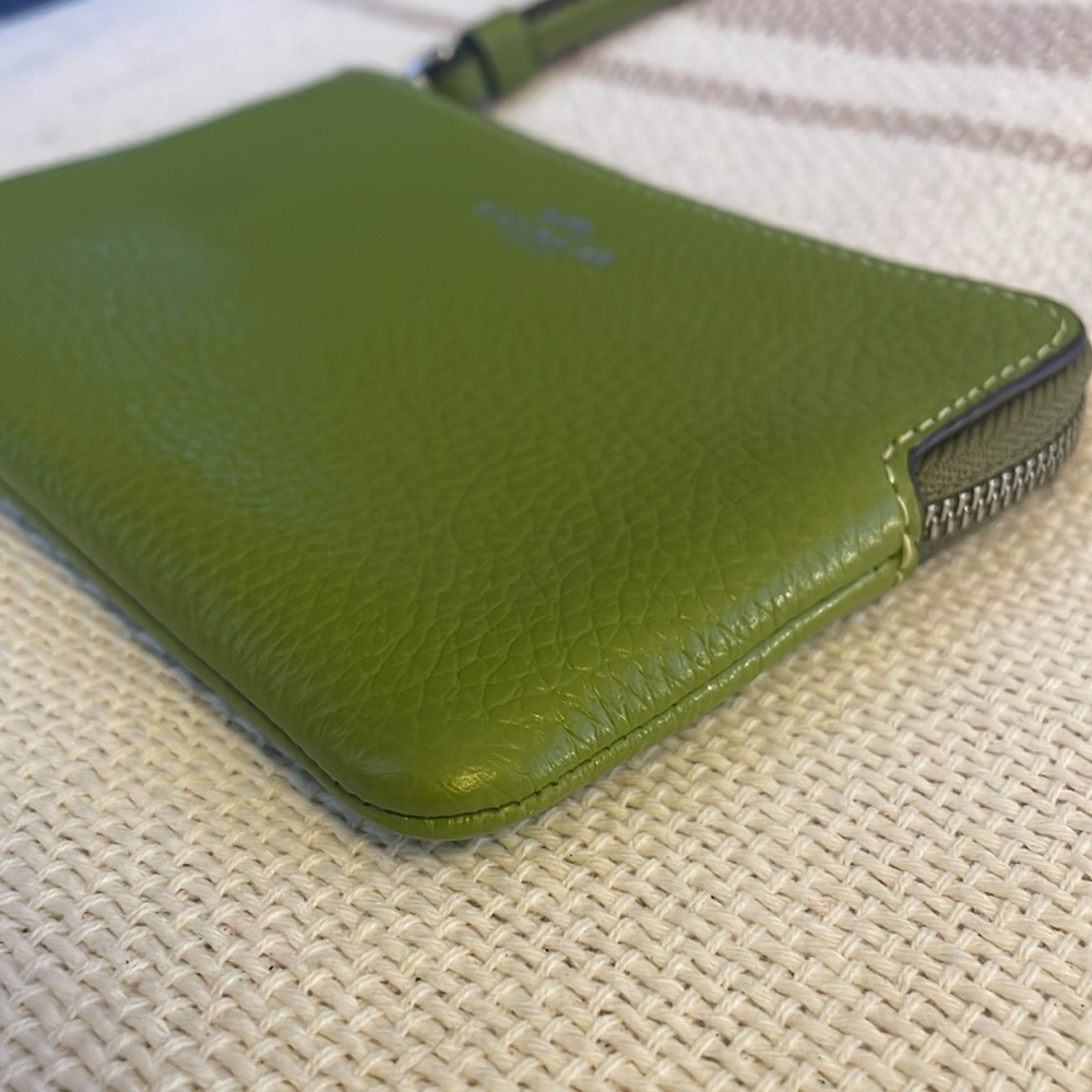 NWOT Coach Green Wristlet - Picture 5 of 10